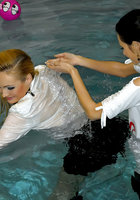 Две подруги с водостойким макияжем купаются в бассейне в одежде 3 фотография