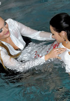 Две подруги с водостойким макияжем купаются в бассейне в одежде 4 фотография