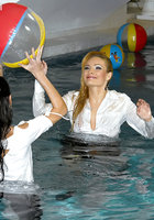 Две подруги с водостойким макияжем купаются в бассейне в одежде 7 фотография