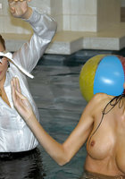 Две подруги с водостойким макияжем купаются в бассейне в одежде 10 фото