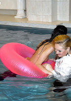 Две подруги с водостойким макияжем купаются в бассейне в одежде 12 фото