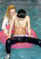 Две подруги с водостойким макияжем купаются в бассейне в одежде 13 фото