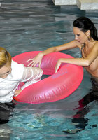 Две подруги с водостойким макияжем купаются в бассейне в одежде 14 фотография