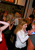 Мужской персонал ночного клуба трахает посетительниц в разгар вечеринки 7 фотография