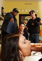 Черноволосая мамаша сосет хер перед мужем и двумя агентами ФБР 13 фото