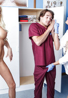 Врачиха и голая пациентка спалили подглядывающего санитара и сделали ему минет 7 фотография