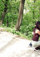 Мужик трахает девушку в чулках на тропе в ландшафтном парке 4 фото