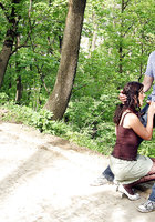Мужик трахает девушку в чулках на тропе в ландшафтном парке 5 фото