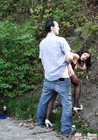 Мужик трахает девушку в чулках на тропе в ландшафтном парке 6 фото