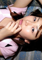 18 летняя азиатка сняла трусики и похвасталась киской в темной комнате 5 фотография