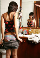 20-летняя красотка раздевается у зеркала перед купанием 2 фото