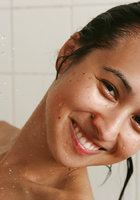 20-летняя красотка раздевается у зеркала перед купанием 12 фото