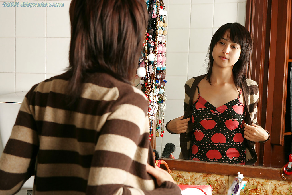 20-летняя красотка раздевается у зеркала перед купанием 1 фотография