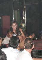 Азиатки в нижнем белье двигаются вокруг пилона в стриптиз-клубе 4 фотография