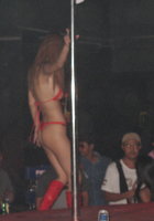 Азиатки в нижнем белье двигаются вокруг пилона в стриптиз-клубе 9 фото