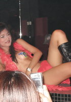 Азиатки в нижнем белье двигаются вокруг пилона в стриптиз-клубе 13 фото