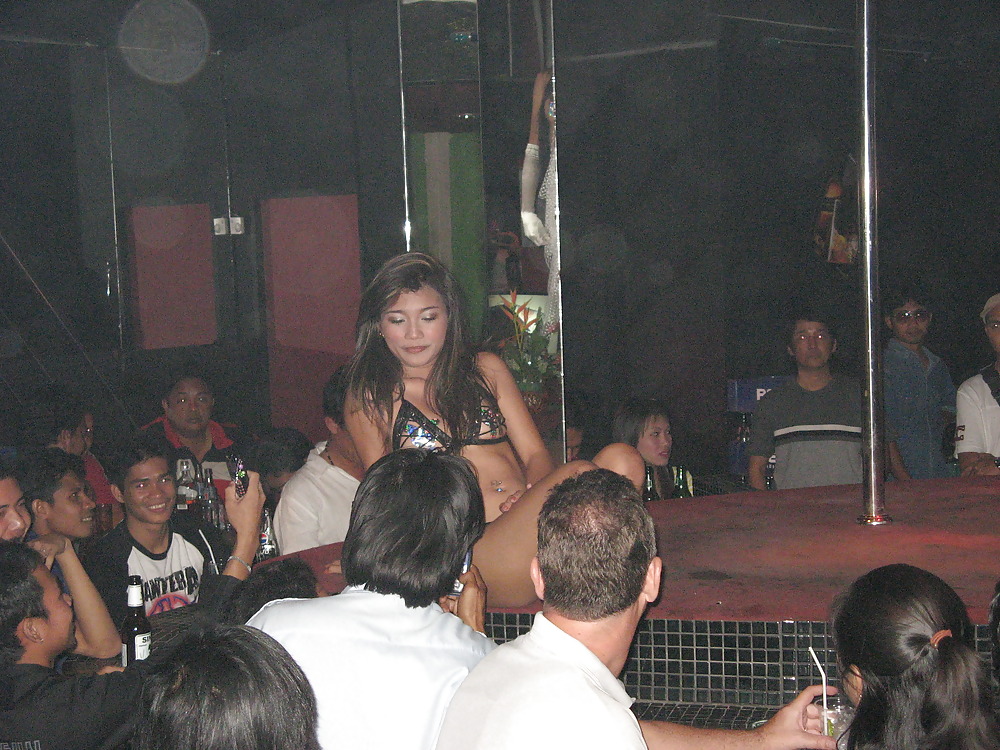 Азиатки в нижнем белье двигаются вокруг пилона в стриптиз-клубе 4 фотография
