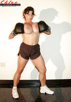 Боксерша в шортах светит гигантскими дойками на фоне стены 11 фото