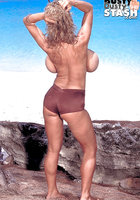 Блонда в возрасте показывает гигантские сиськи на тропическом острове 4 фото
