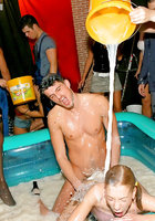 Во время вечеринки милашку согласились на оргию в надувном бассейне с молоком 8 фотография