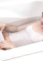 Женщина с волосатой мандой залезла в ванну в трусах и майке 5 фотография