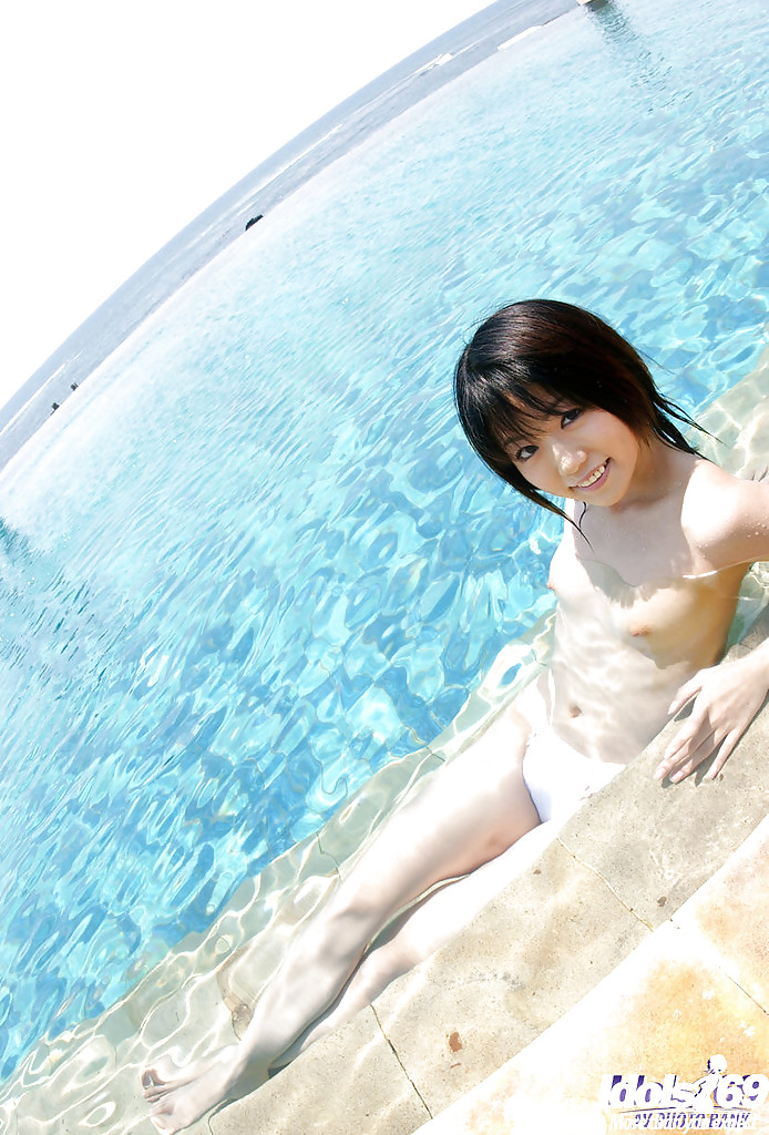 18 летняя японка разделась догола после погружения в бассейн 11 фотография