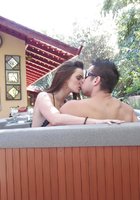 Lily Carter трахается с мужчиной с мускулистой грудью в бассейне на заднем дворе 2 фотография