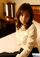 Молодая японка позирует в гостиничном номере в колготах и нижнем белье 1 фотография