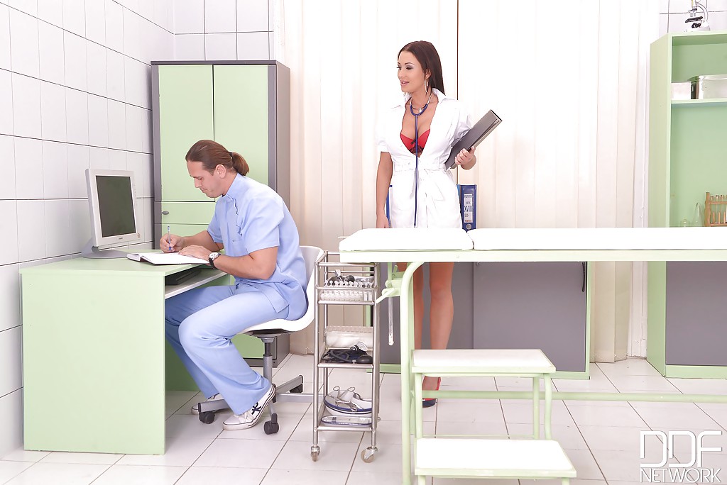 Большегрудая Patty Michova трахается с врачом в больничном кабинете 1 фотография