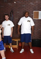 Совершеннолетний студент трахает в жопу тренершу в спортзале 3 фотография