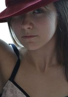 18 летняя фифа в бордовой шляпе эротично позирует на кресле 1 фото
