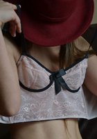 18 летняя фифа в бордовой шляпе эротично позирует на кресле 11 фото