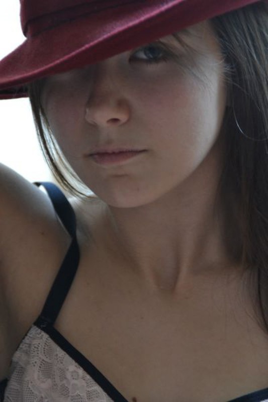 18 летняя фифа в бордовой шляпе эротично позирует на кресле 1 фотография