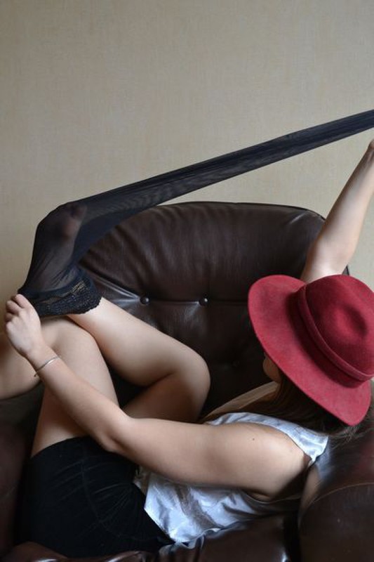 18 летняя фифа в бордовой шляпе эротично позирует на кресле 3 фотография