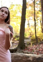 Молодая красотка с тату сняла розовое платье на природе 7 фотография