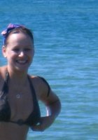 30 летняя барышня любит загорать в купальнике на морском берегу и на даче 9 фотография