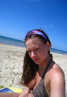30 летняя барышня любит загорать в купальнике на морском берегу и на даче 10 фото