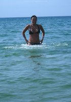 30 летняя барышня любит загорать в купальнике на морском берегу и на даче 13 фото