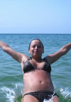 30 летняя барышня любит загорать в купальнике на морском берегу и на даче 14 фото