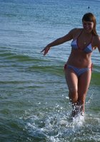 30 летняя барышня любит загорать в купальнике на морском берегу и на даче 16 фотография