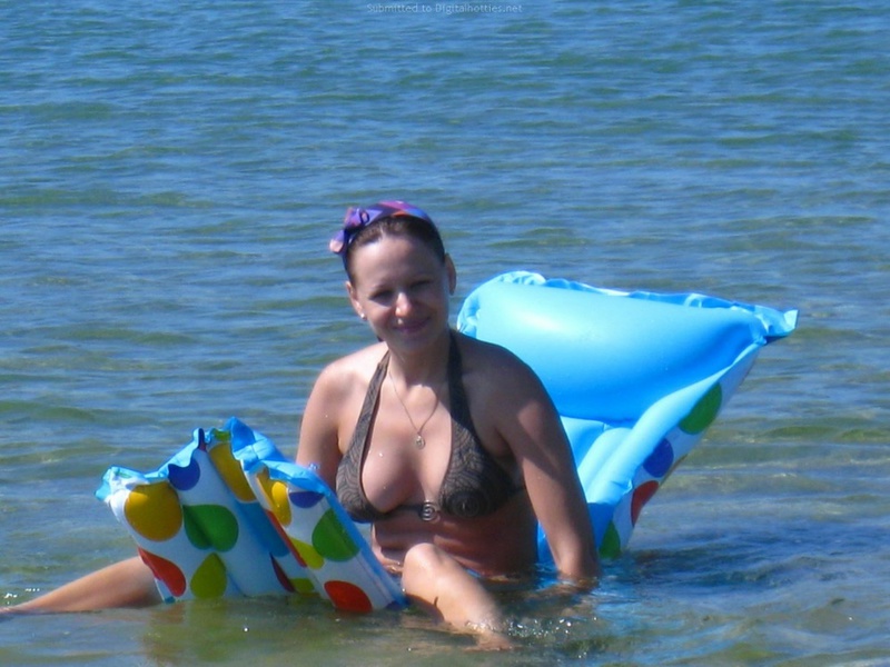 30 летняя барышня любит загорать в купальнике на морском берегу и на даче 8 фотография