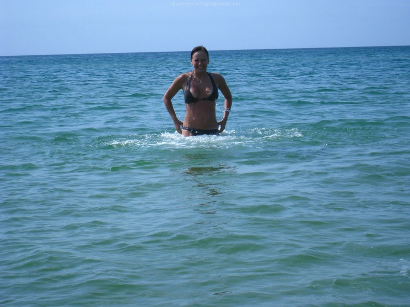 30 летняя барышня любит загорать в купальнике на морском берегу и на даче 13 фотография