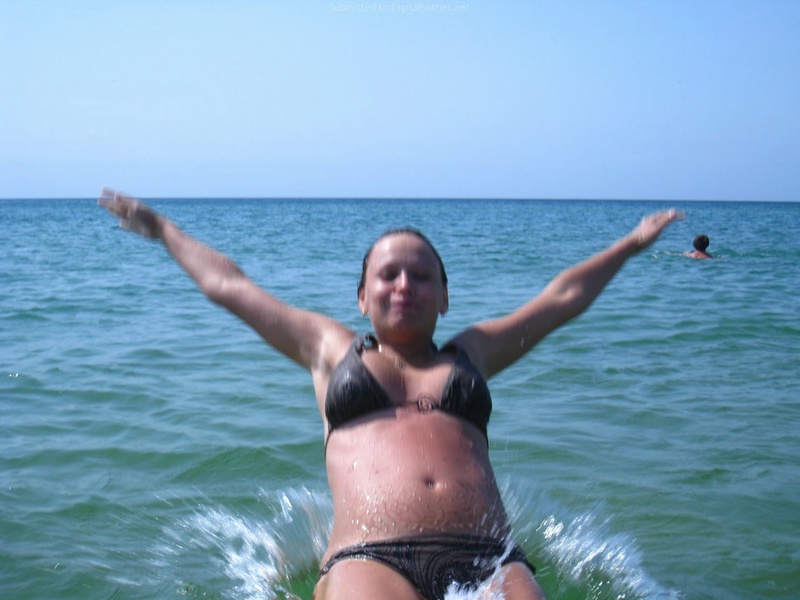 30 летняя барышня любит загорать в купальнике на морском берегу и на даче 14 фотография