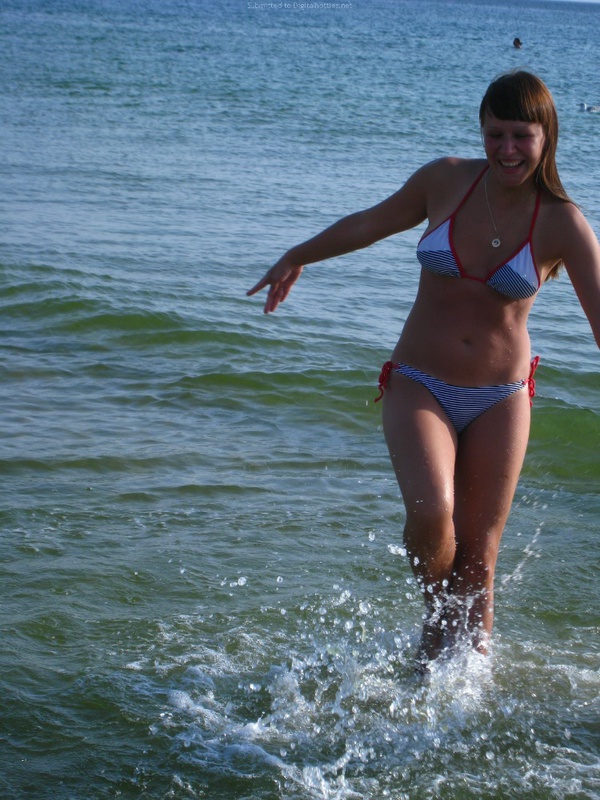 30 летняя барышня любит загорать в купальнике на морском берегу и на даче 16 фотография