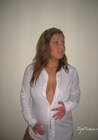 Соседки в белых рубашках эротично позируют, не показывая груди 5 фото