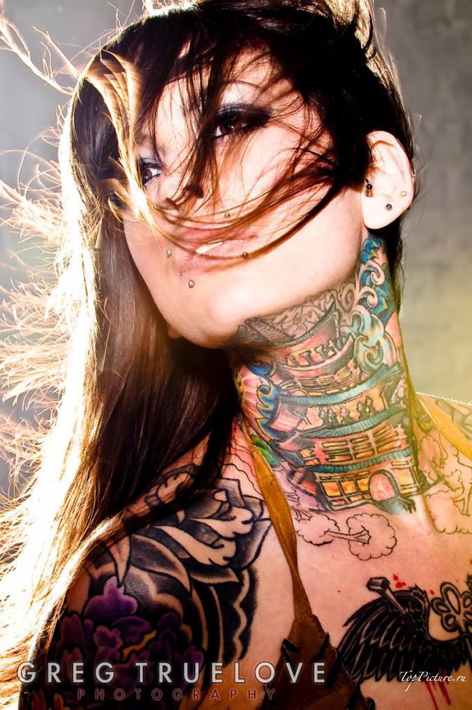 Подборка с татуированными моделями, которые хвастаются отличной фигурой 14 фотография