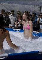 Девушки в купальниках купаются в бассейне с пеной под открытым небом 5 фото