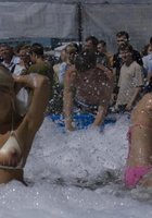 Девушки в купальниках купаются в бассейне с пеной под открытым небом 10 фотография