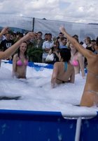 Девушки в купальниках купаются в бассейне с пеной под открытым небом 17 фото