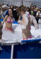 Девушки в купальниках купаются в бассейне с пеной под открытым небом 18 фото